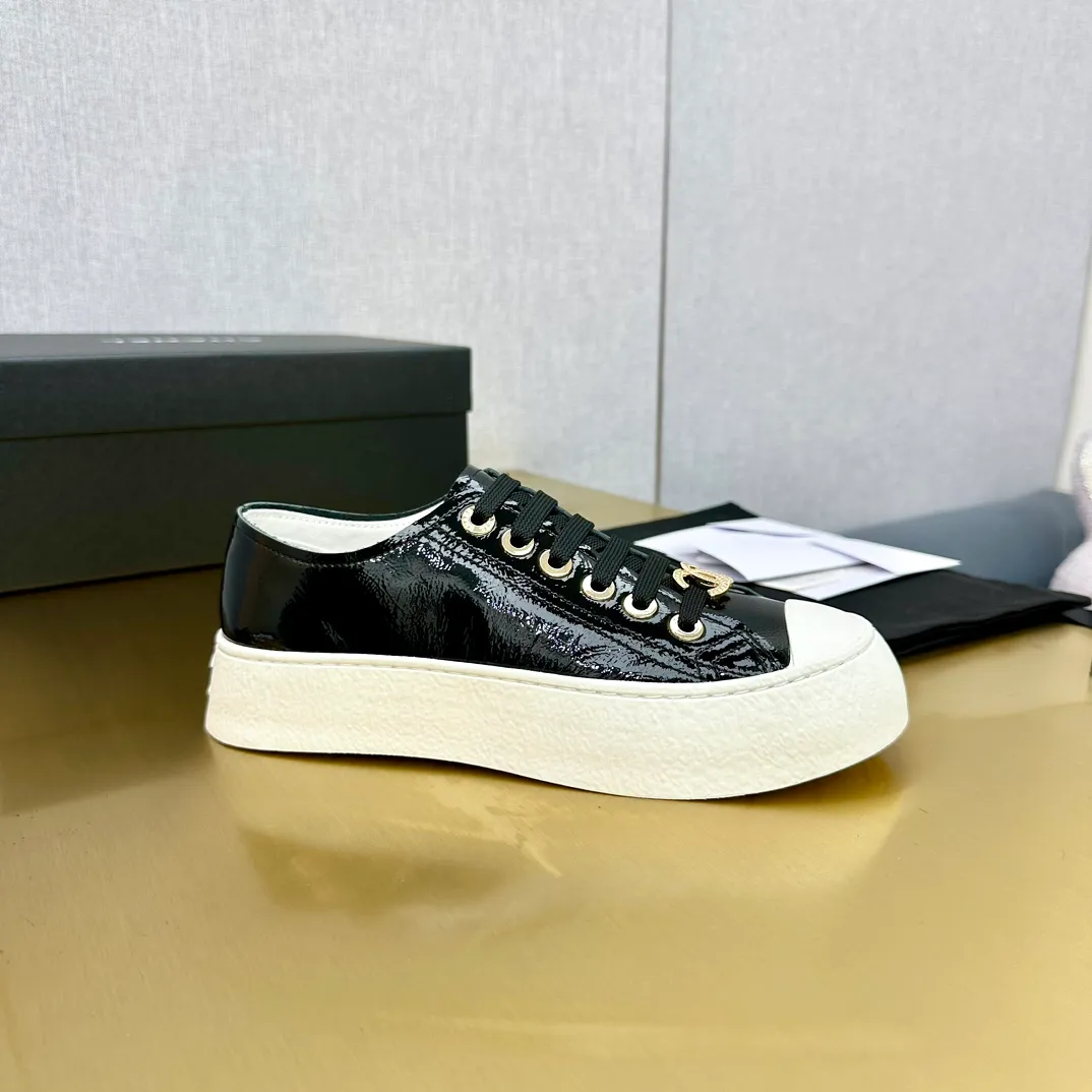 👟👟Ex-factory price 440👟👟 Top version, original quality! ! ! Chanel Chanel - 2024 biscuit shoes, the top casual sports shoes in the counter, this classic design; the upper is electro-embroidered with a variety of craftsmanship; the outsole is fashionable and sporty; the unusual inclusion of a variety of color elements... The diversified mix and match is very good-looking and versatile, casual, fashionable, sports and outdoor can be taken into account... ꫛꫀꪝ Go➫ Material: ❶Upper made of: original first-layer cowhide ❷Inside made of: sheepskin ❸The outsole is based on: original T👟👟factory price U combination outsole counter boutique packaging complete set for women 35–40